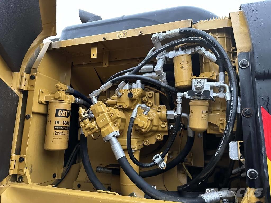 CAT 330D2 Pásová rýpadla