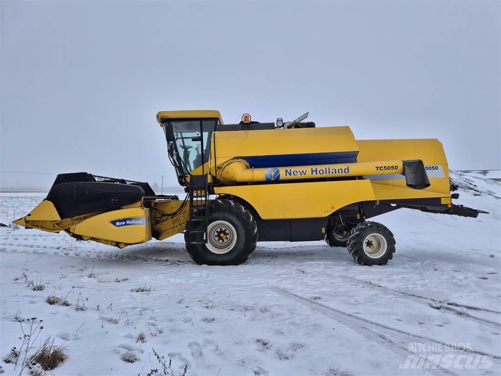 New Holland TC5050 Sklízecí mlátičky