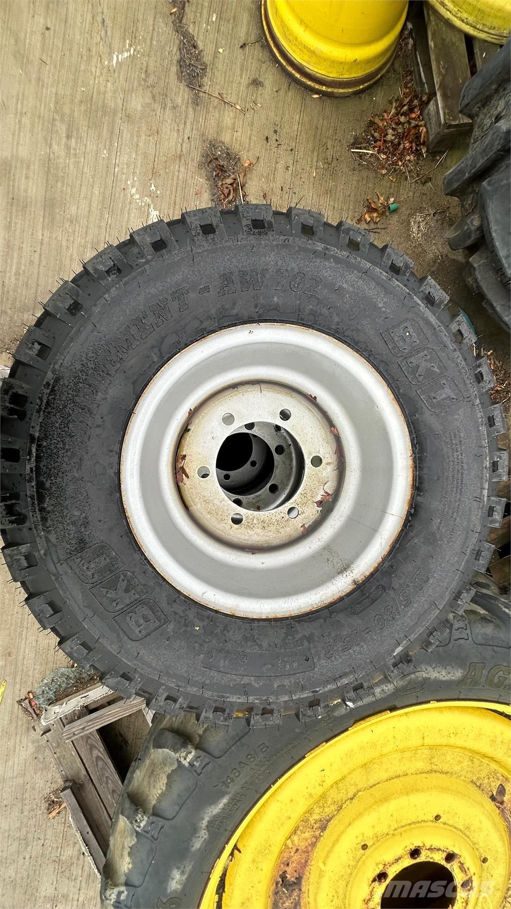  300/85R15.3 Pneumatiky, kola a ráfky