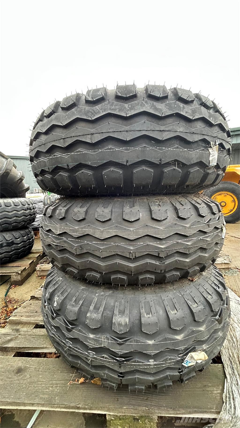  300/85R15.3 Pneumatiky, kola a ráfky