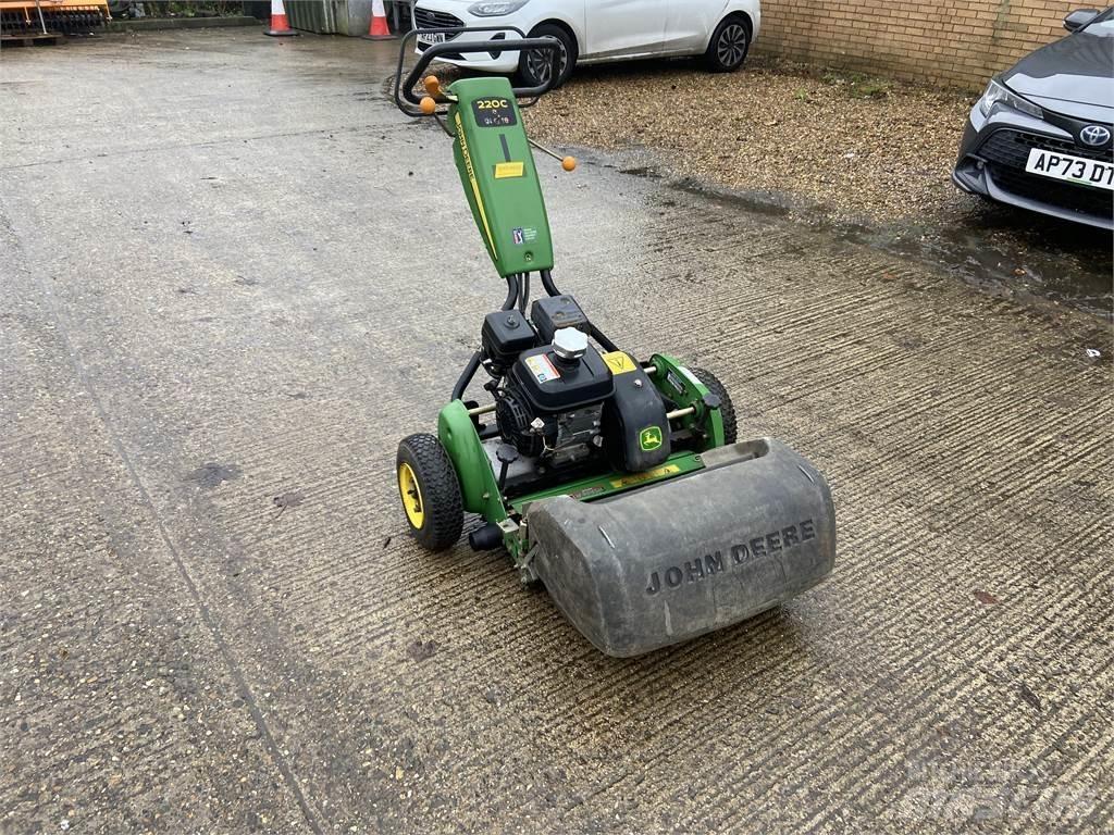 John Deere 220C Další