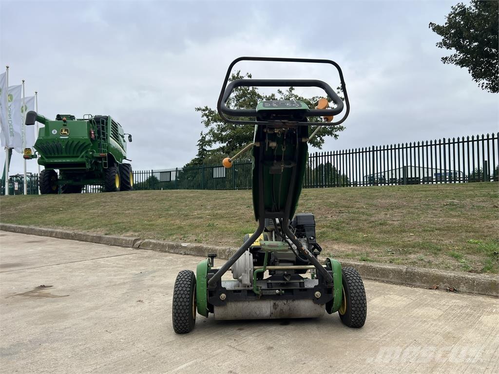 John Deere 220C Další