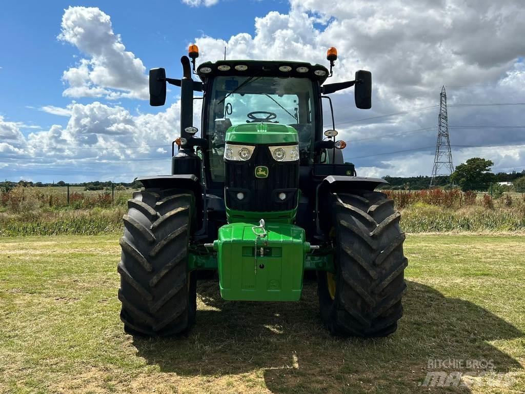 John Deere 6215R Traktory