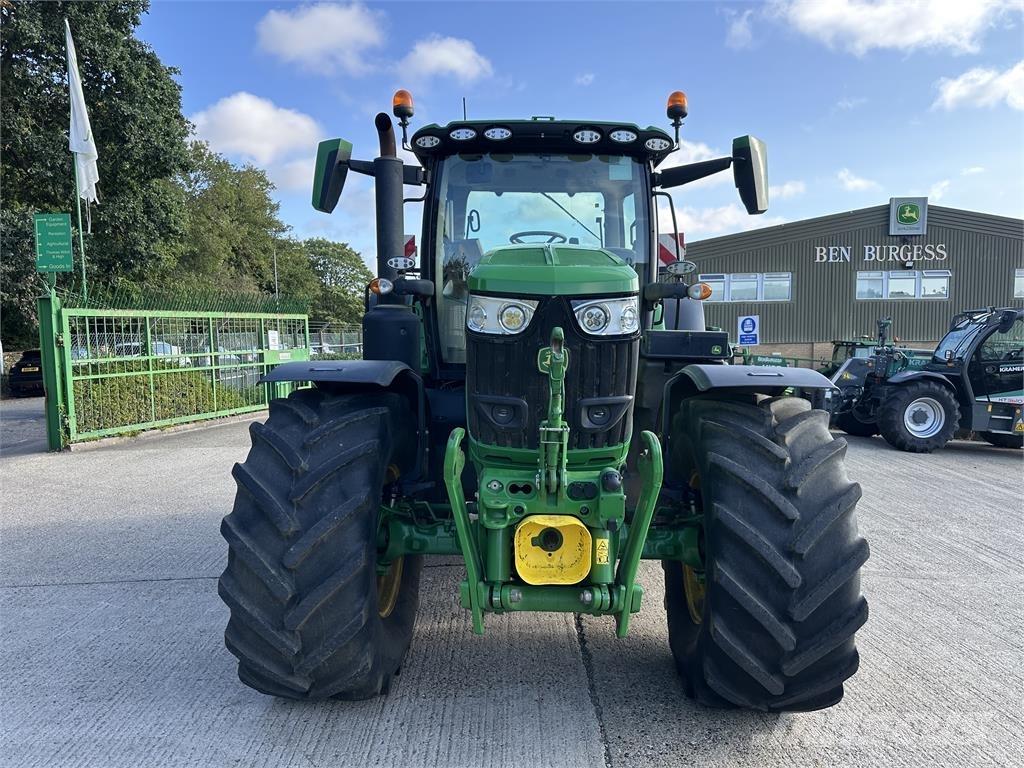 John Deere 6R215 Traktory