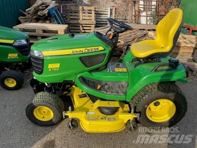 John Deere X750 Traktory