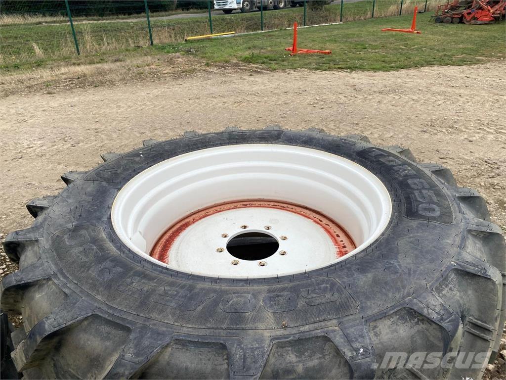 Kuhn 600/65R38 Pneumatiky, kola a ráfky