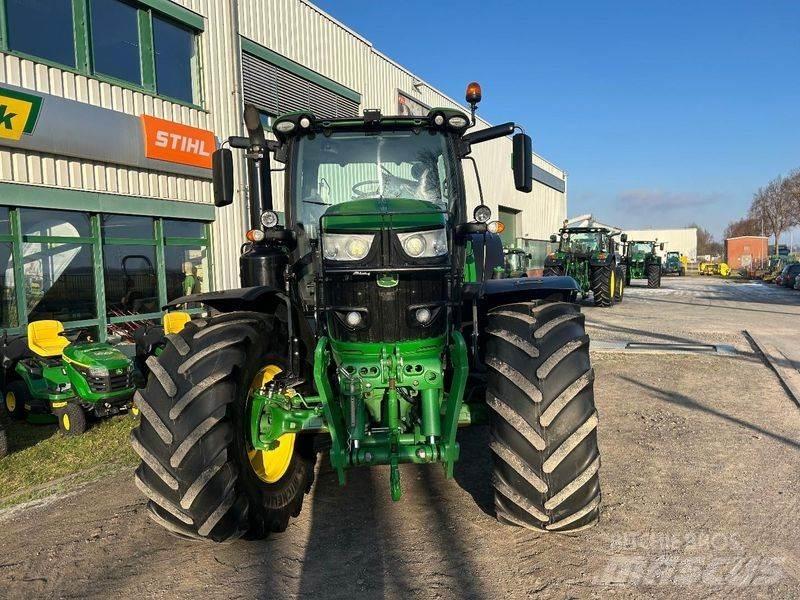 John Deere 6215R Traktory