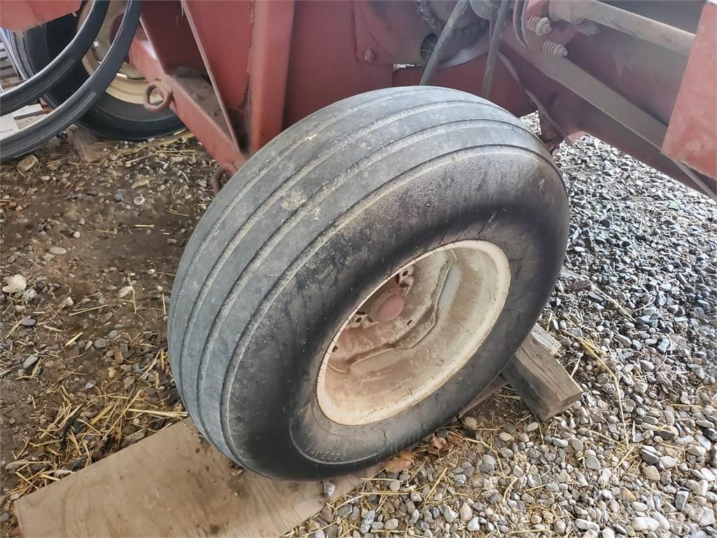 Hesston 4650 Lis na válcové balíky