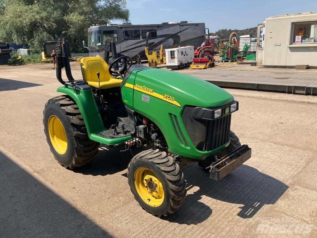 John Deere 3720 Traktory
