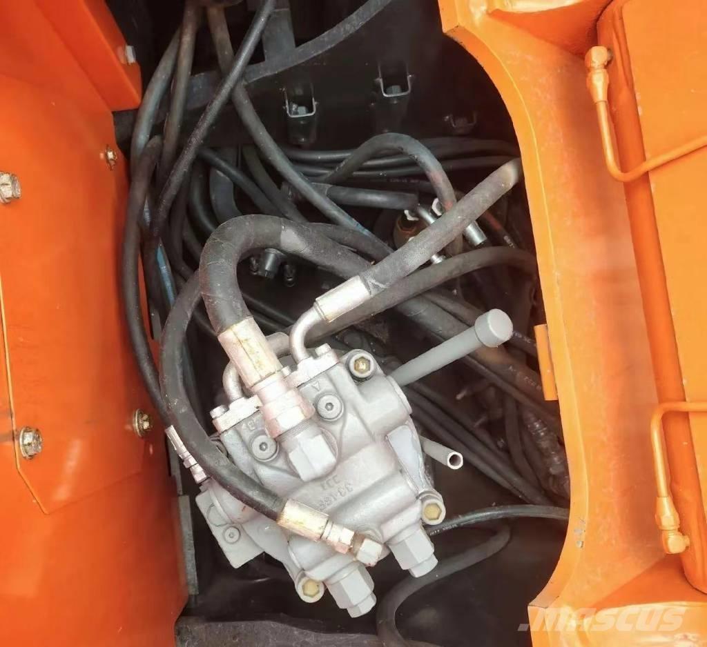 Hitachi 135US-6 Pásová rýpadla