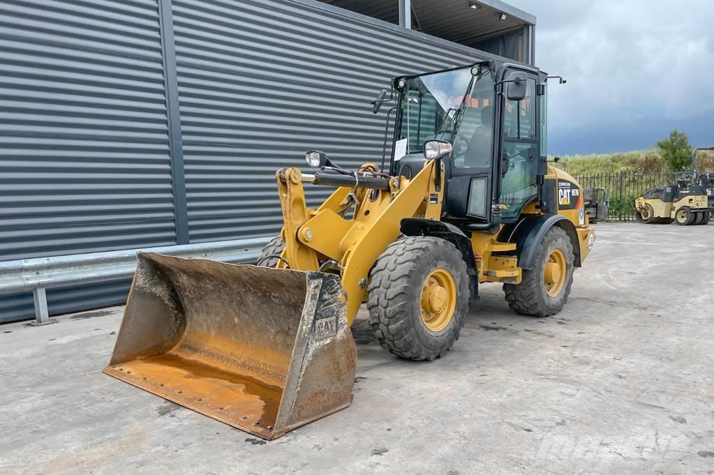 CAT 907M Kolové nakladače