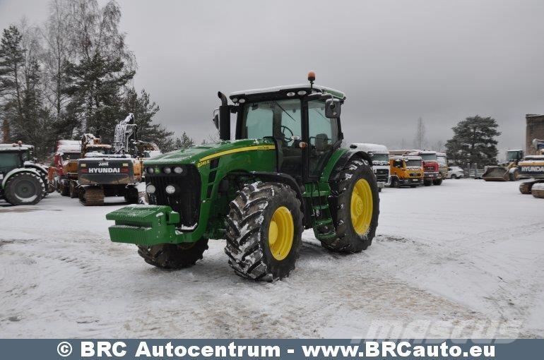 John Deere 8245R Traktory