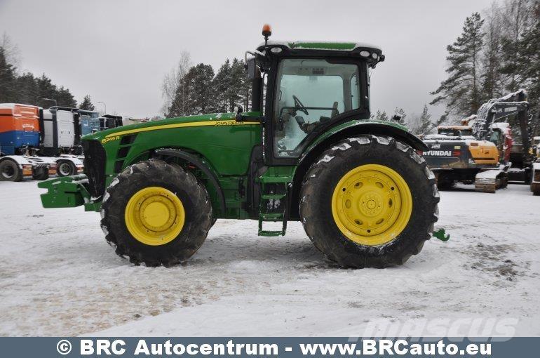 John Deere 8245R Traktory