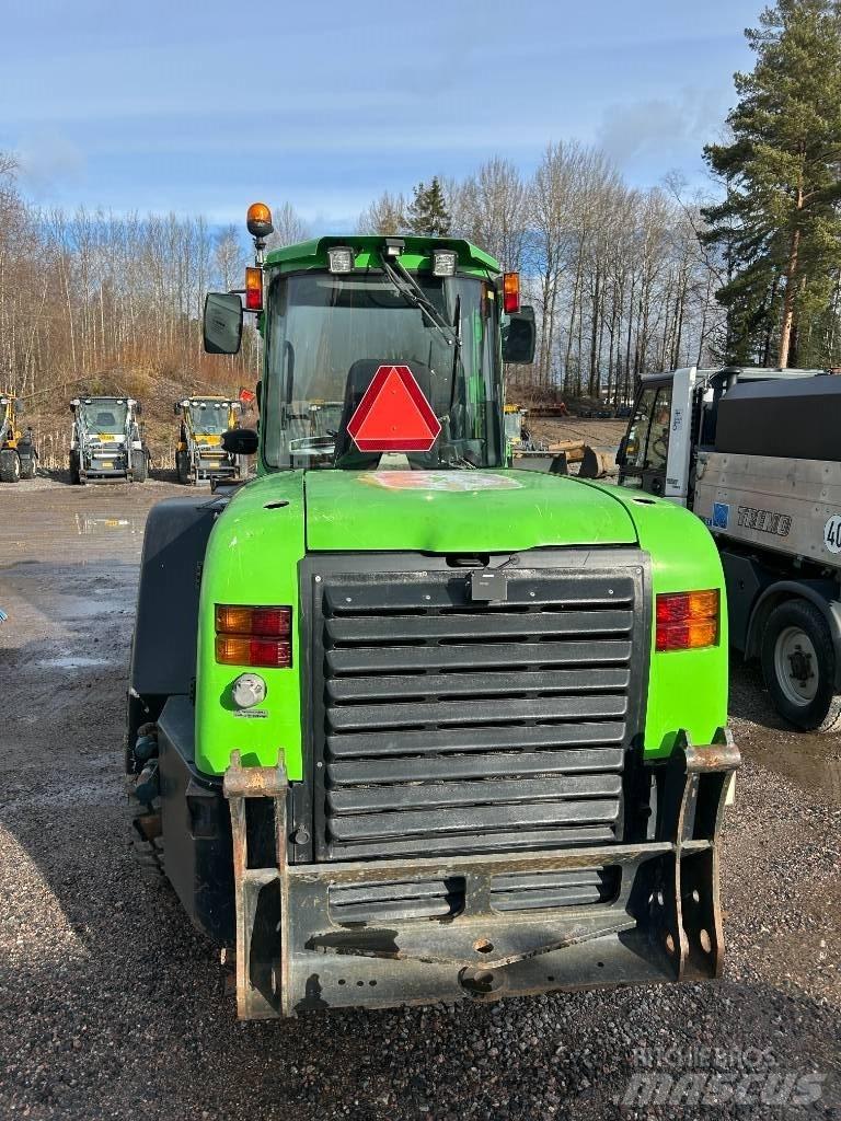 LM Trac 686 Kompaktní traktory