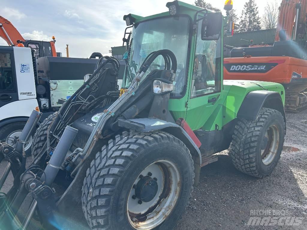 LM Trac 686 Kompaktní traktory