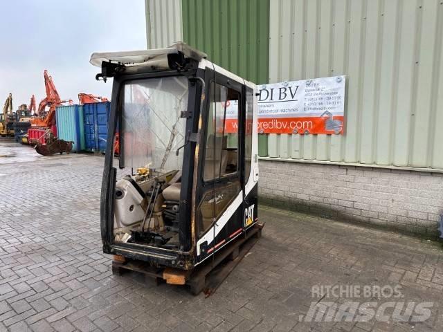 CAT 325 LN Kabiny a interiér