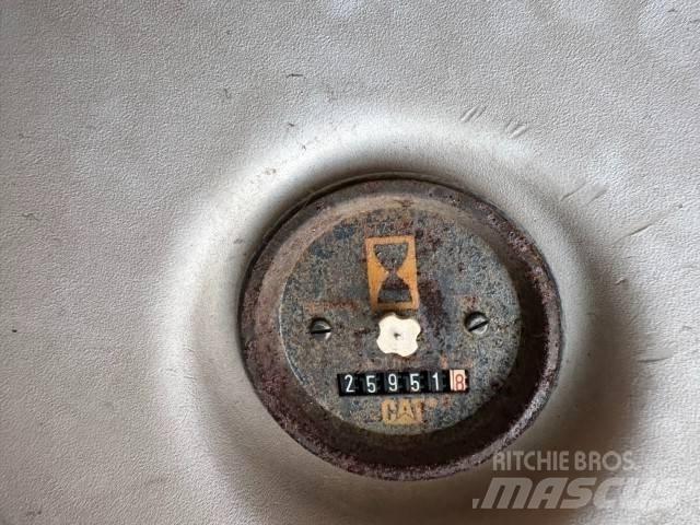 CAT 325 LN Kabiny a interiér