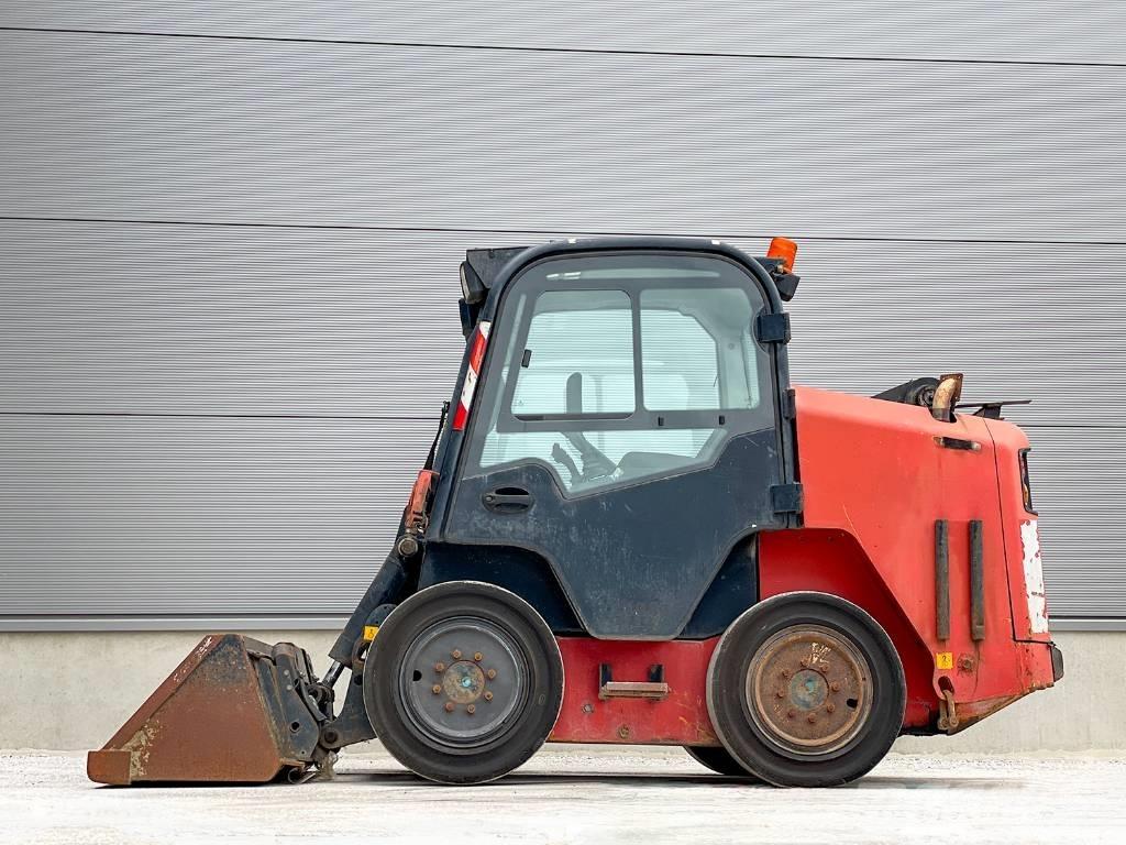 JCB R260 Smykem řízené nakladače