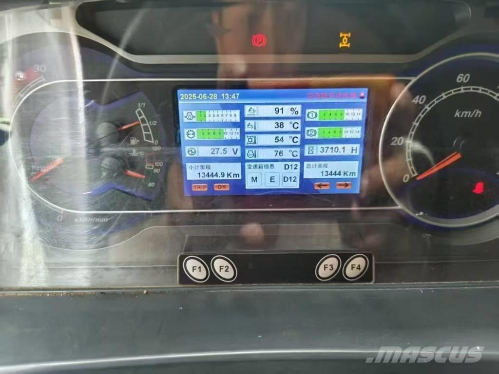 Sany SAC2600C8 Univerzální terénní jeřáby