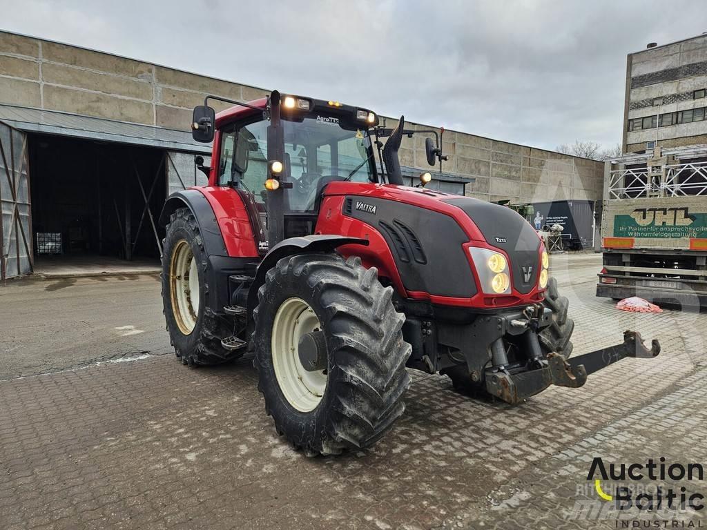 Valtra T213V Traktory