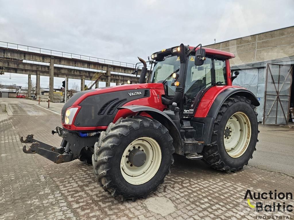 Valtra T213V Traktory