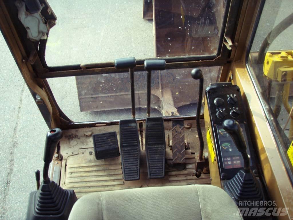 CAT E 70 B Midi rýpadla 7t - 12t