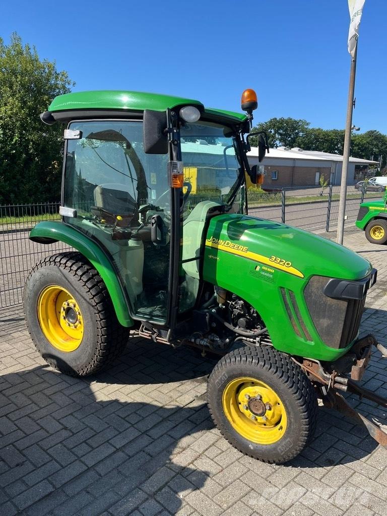 John Deere 3320 Kompaktní traktory