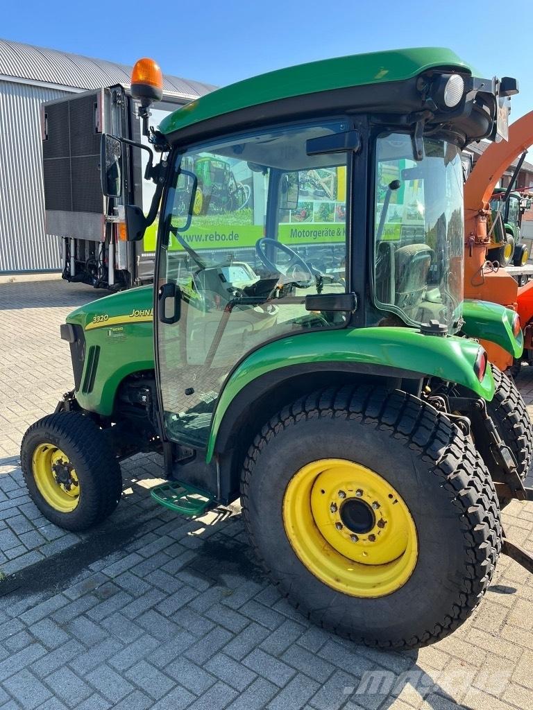 John Deere 3320 Kompaktní traktory