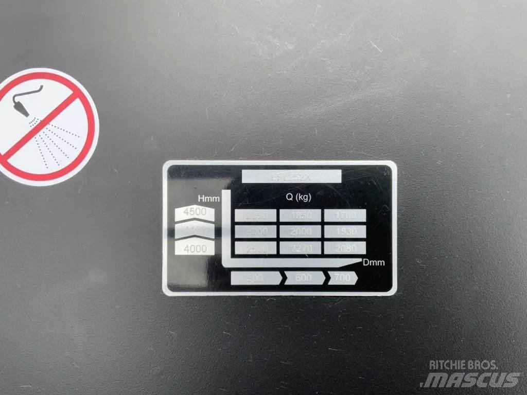 EP EFL 252 XS Akumulátorové vozíky