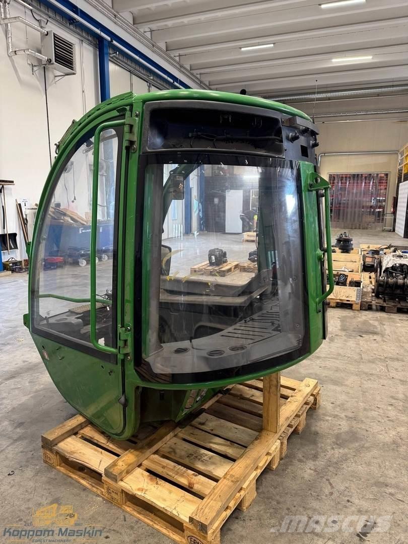John Deere 1210E Kabiny a interiér