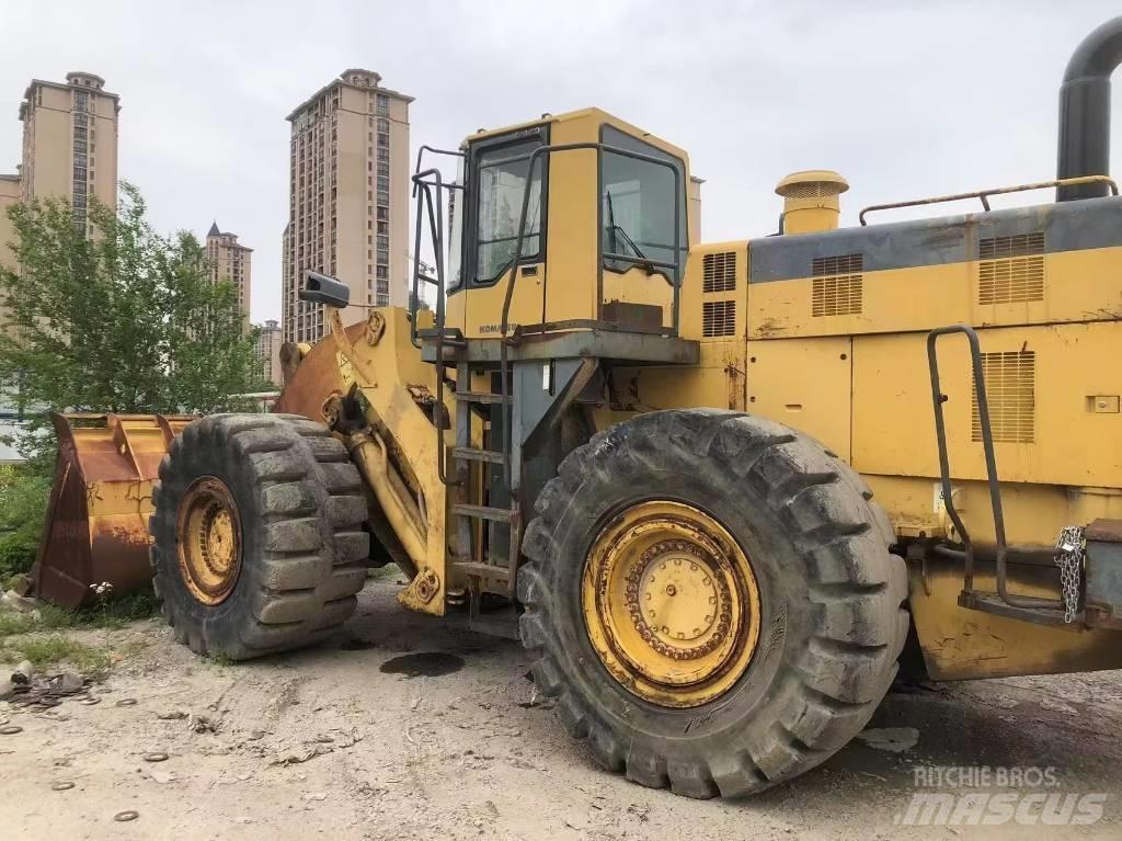 Komatsu WA 600-3 Kolové nakladače