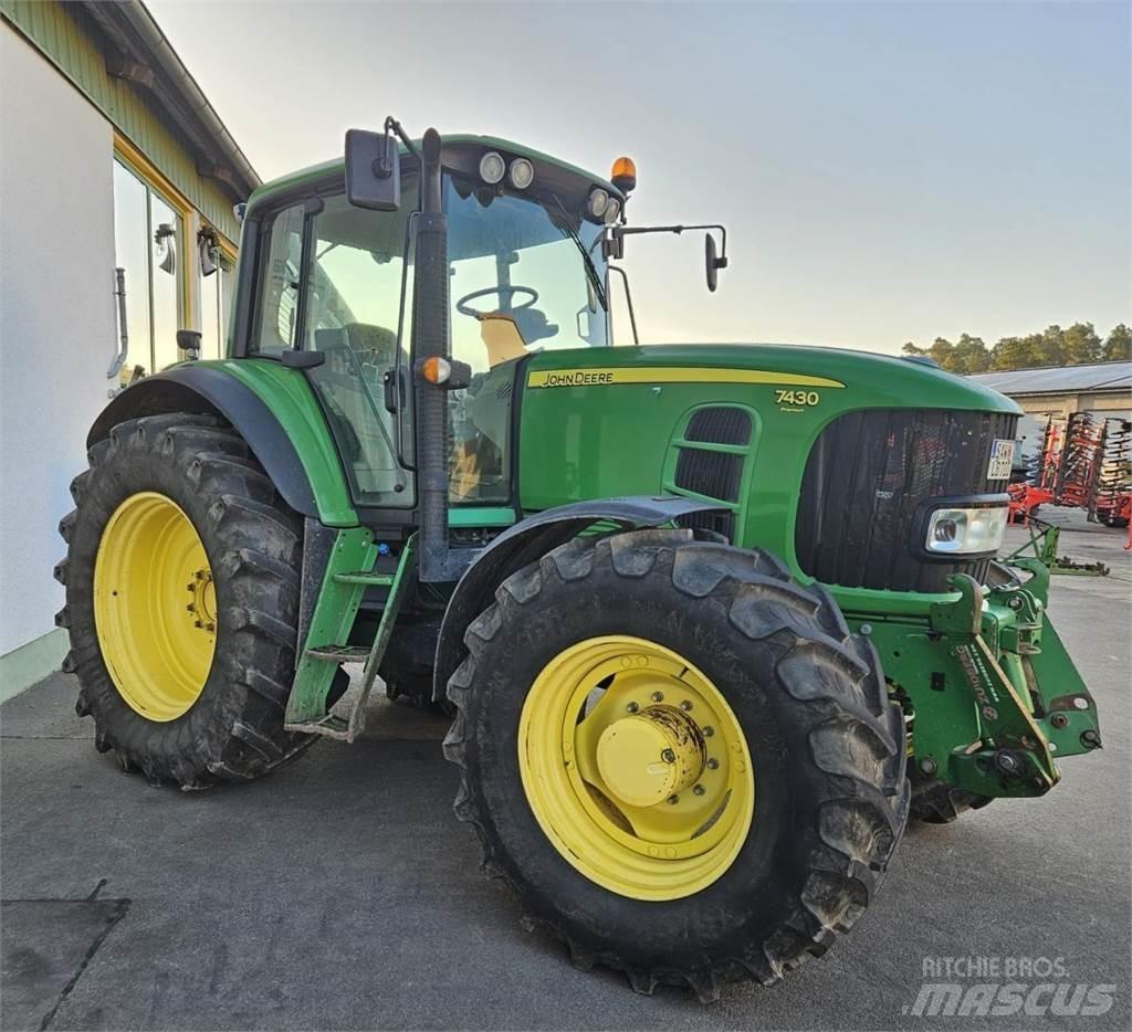 John Deere 7430 Traktory