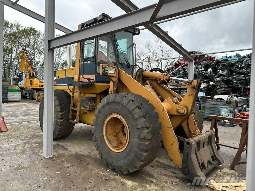 Komatsu WA200 Kolové nakladače