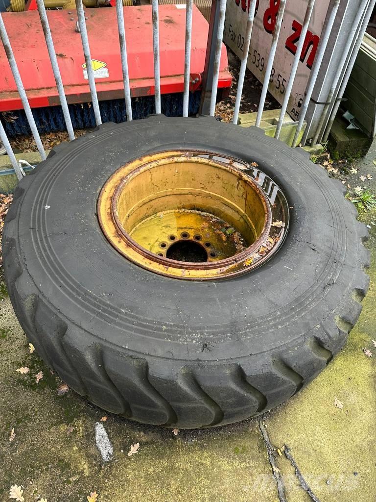 Komatsu WA200 Kolové nakladače