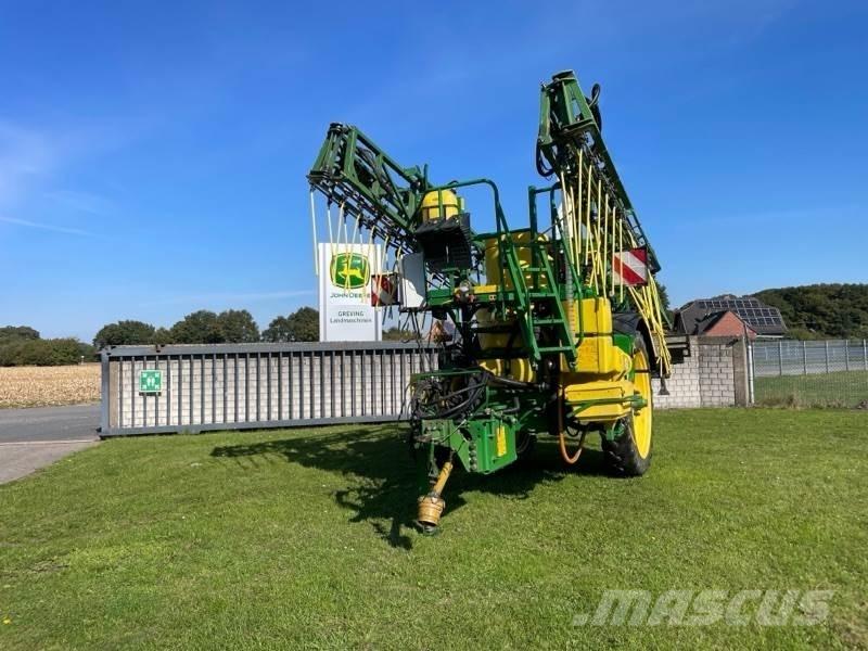 John Deere 824 Tažené postřikovače