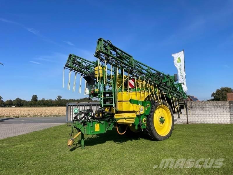 John Deere 824 Tažené postřikovače