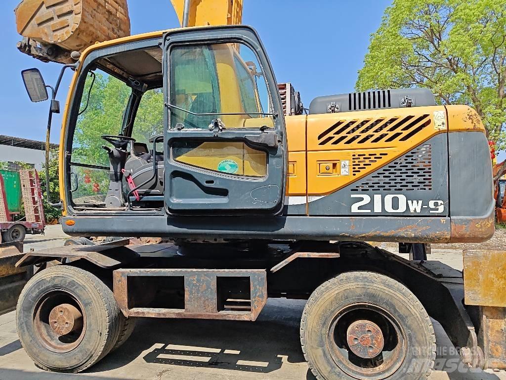 Hyundai R210W-9 Kolová rýpadla