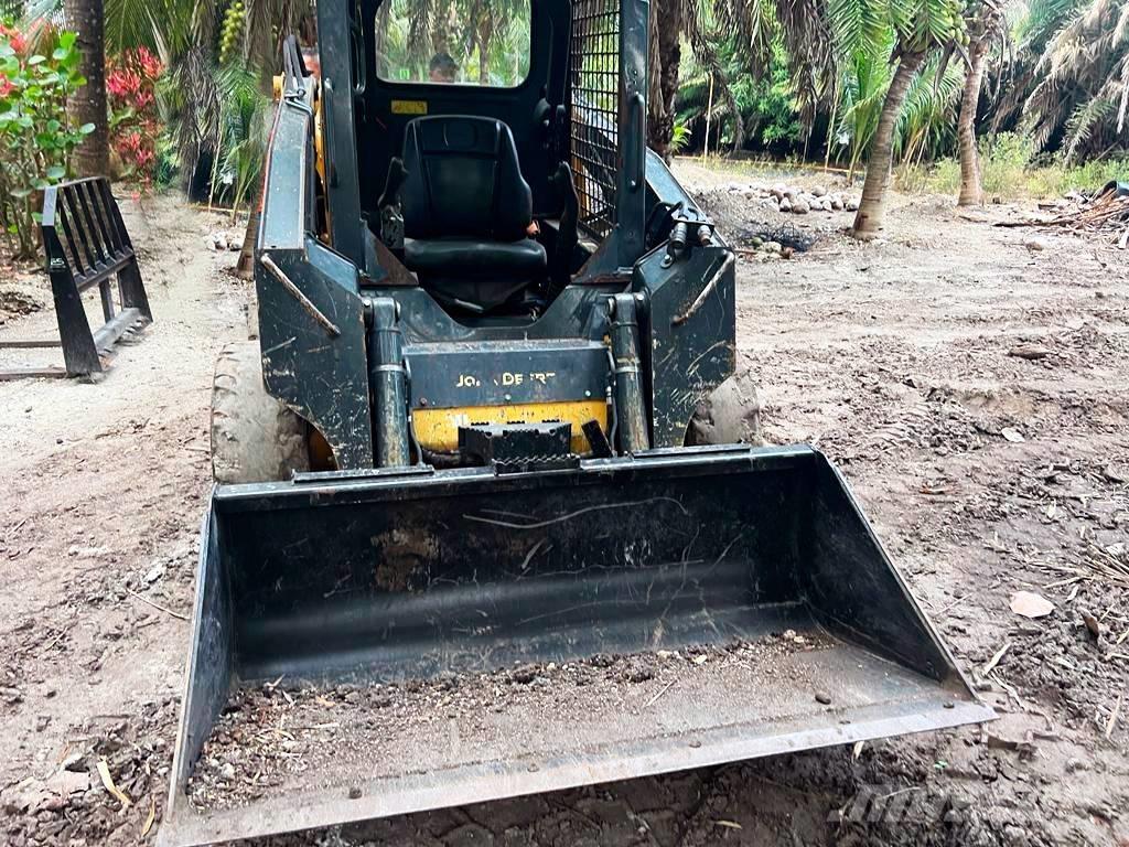 John Deere 312 Smykem řízené nakladače