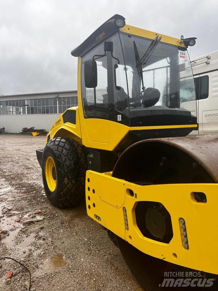 Bomag BW211 D5 Tahačové válce