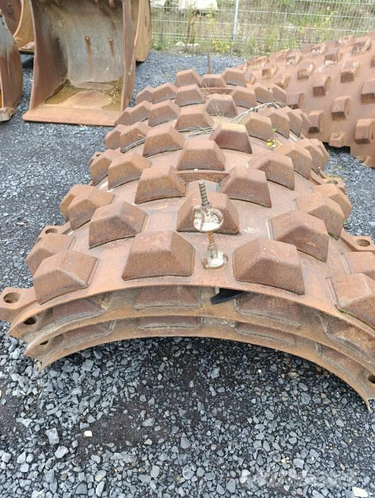 Bomag BW 213 D-4 Tahačové válce