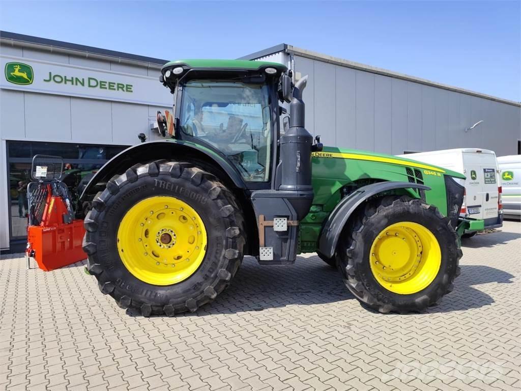 John Deere 8345R Traktory