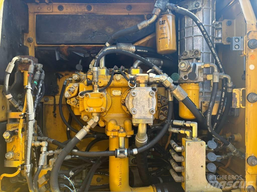 CAT 323 D L Pásová rýpadla
