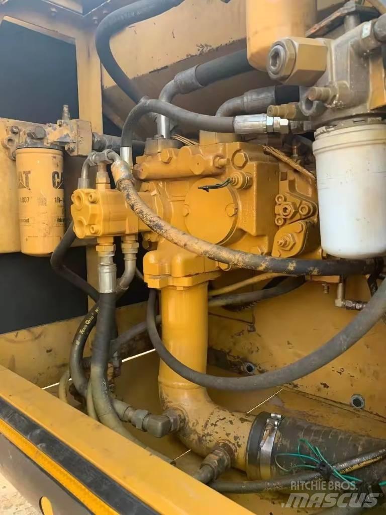 CAT 330 D Pásová rýpadla