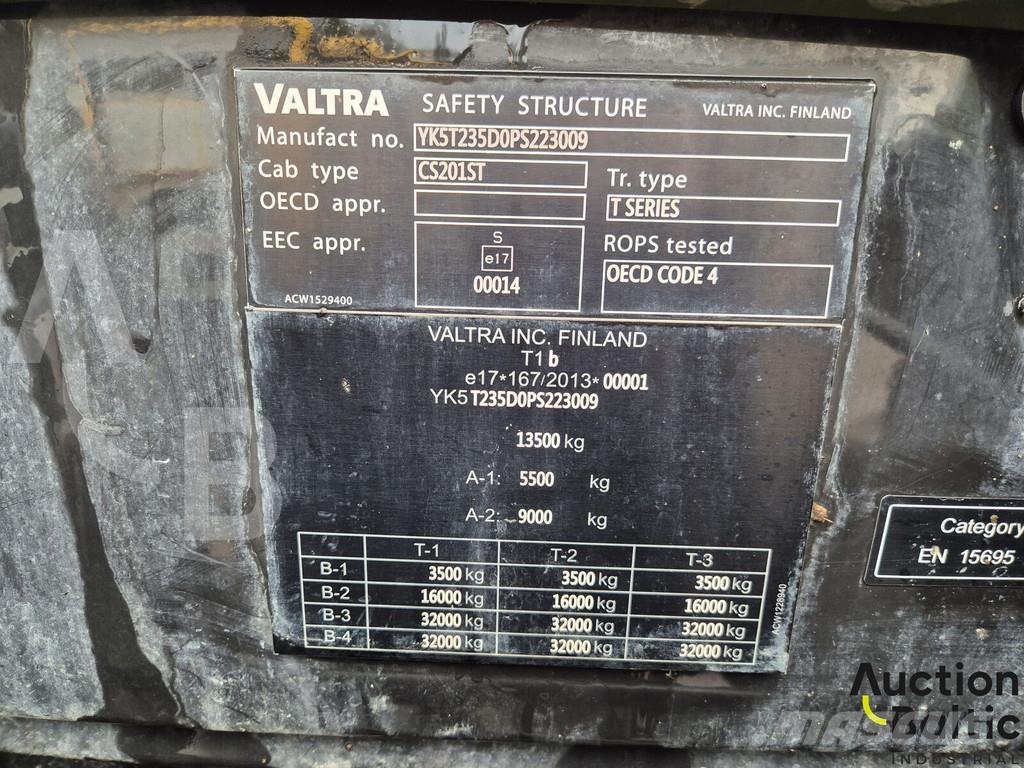 Valtra T235 Traktory