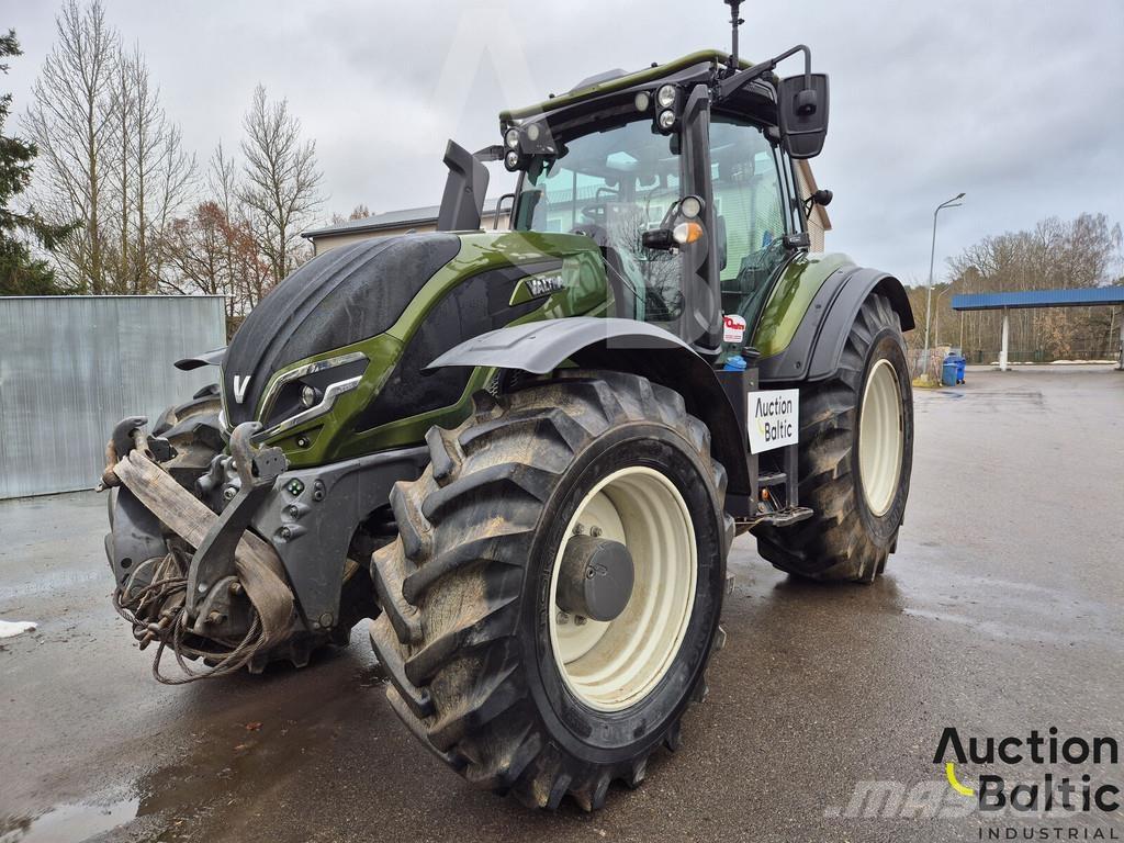 Valtra T235 Traktory