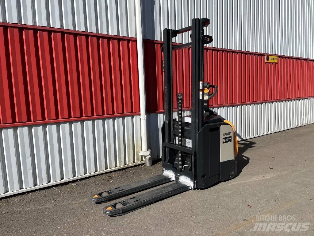 Crown ETi40001,2 Ručně vedené vysokozdvižné vozíky