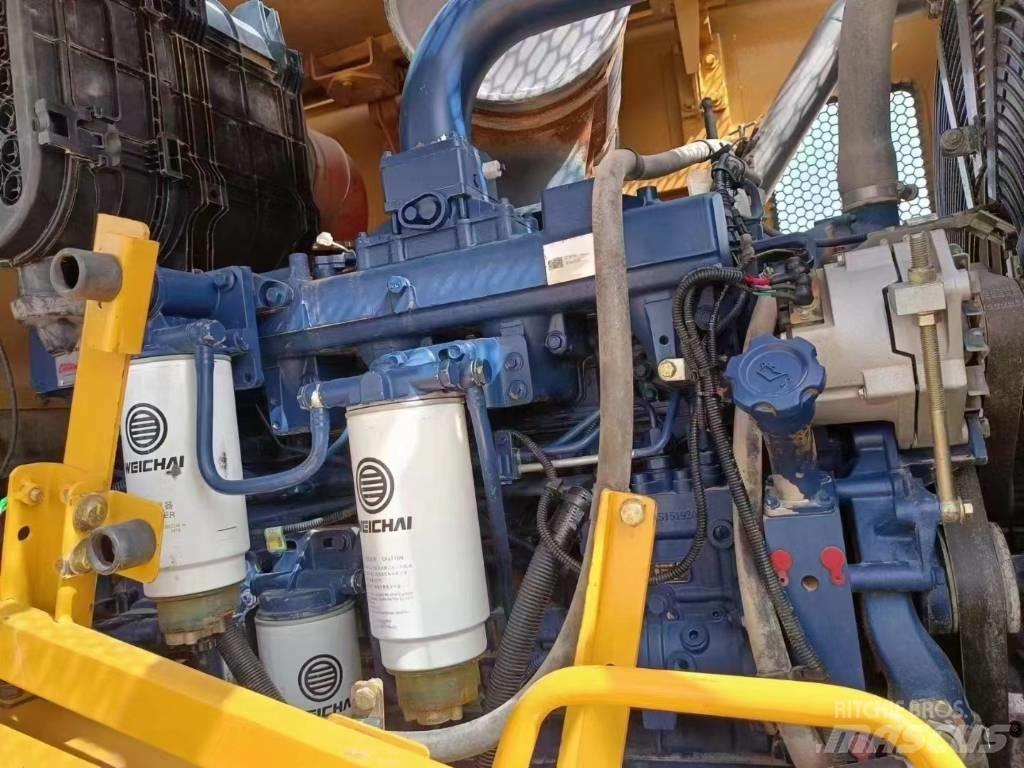 CAT 660D Kolové nakladače