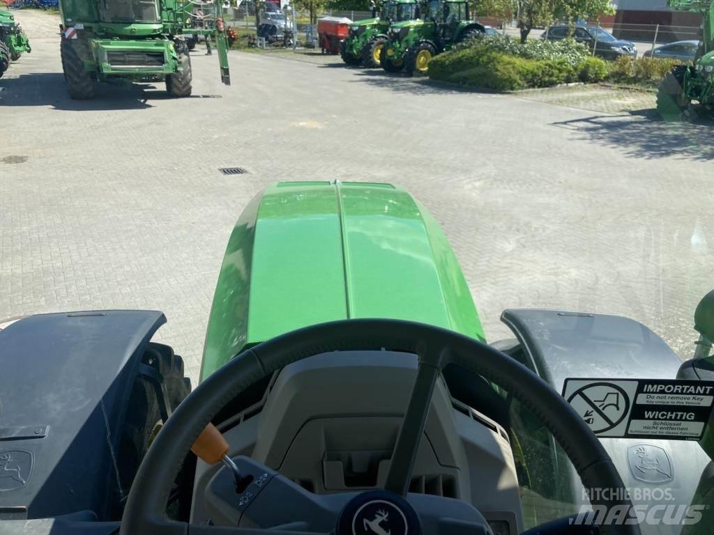 John Deere 6R215 Traktory