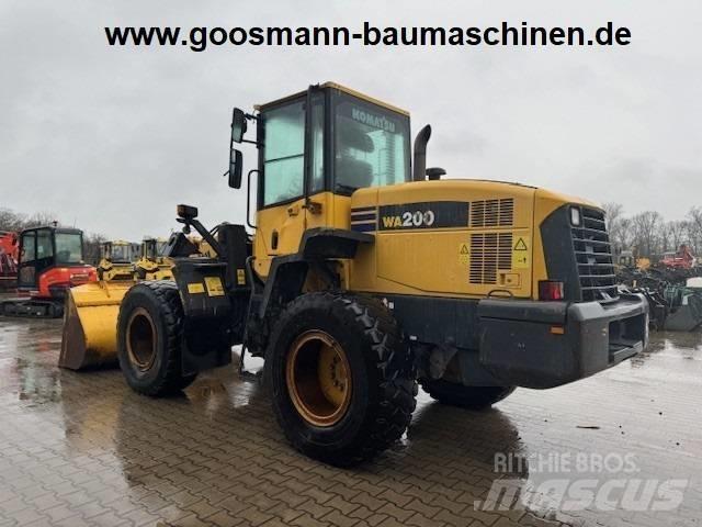Komatsu WA 200 Kolové nakladače