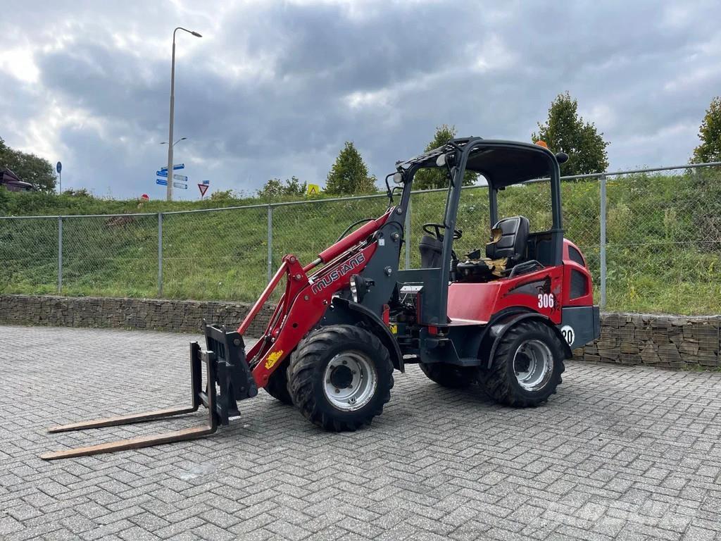 Mustang AL306 Kolové dozery